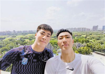丰满的秘书年轻胸大的秘书